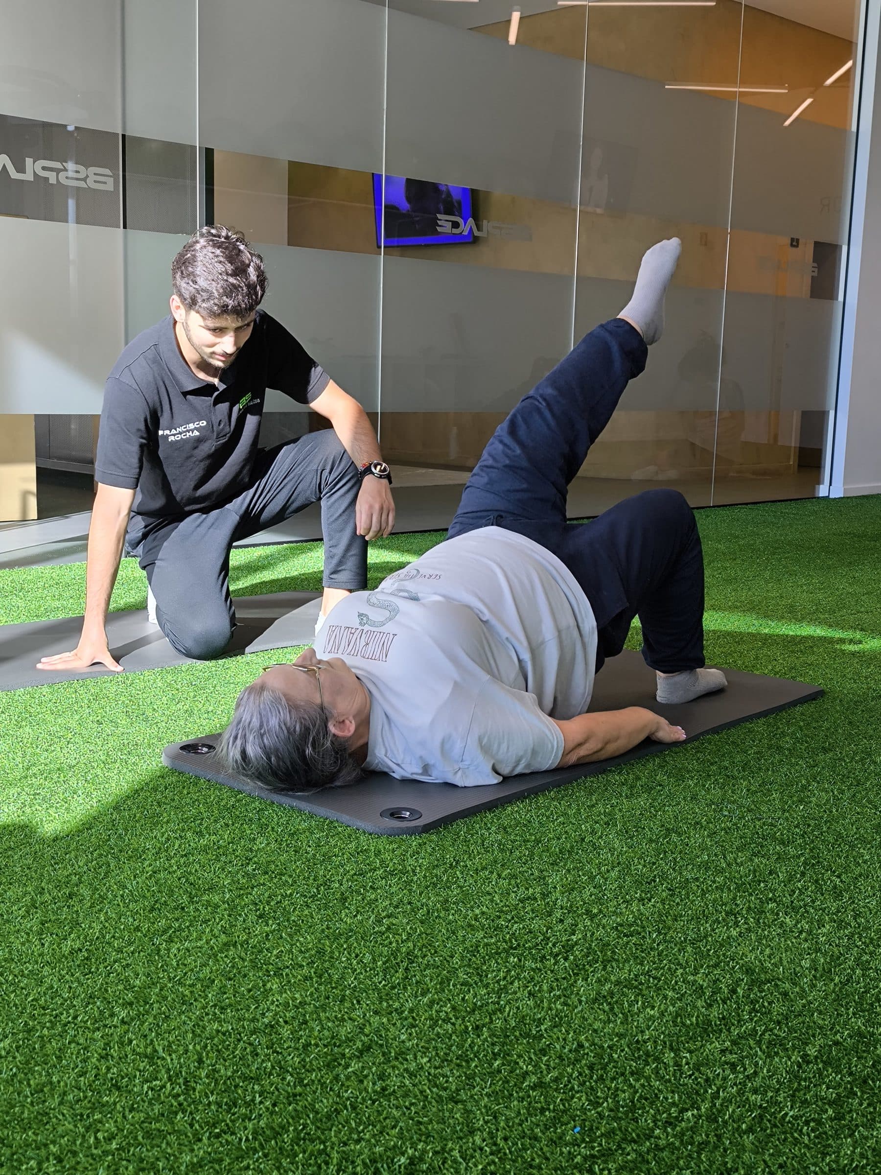 Fisioterapeuta a acompanhar um exercício de ponte no BSPLACE